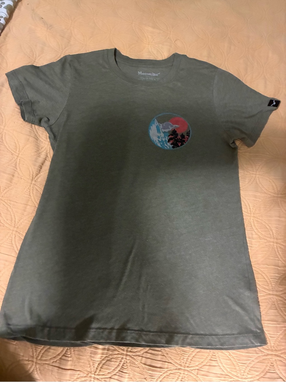 Moosejaw Olive Green Short-Sleeve Tee with Nature Circle Graphic size medium